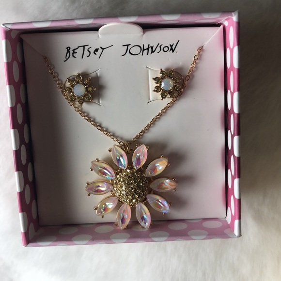 🏷$45|Beautiful Flower Necklace & Earrings set NWT - Picture 5 of 5